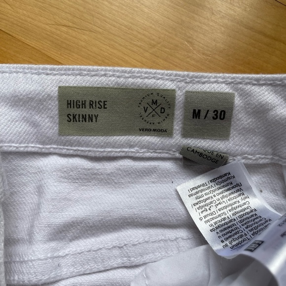 BNWOT Vero mods white jeans - Picture 3 of 3